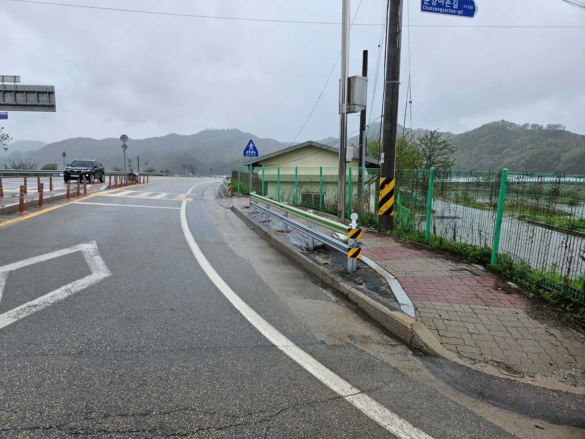 교차로 곡선부에 시공 완료된 가드레일