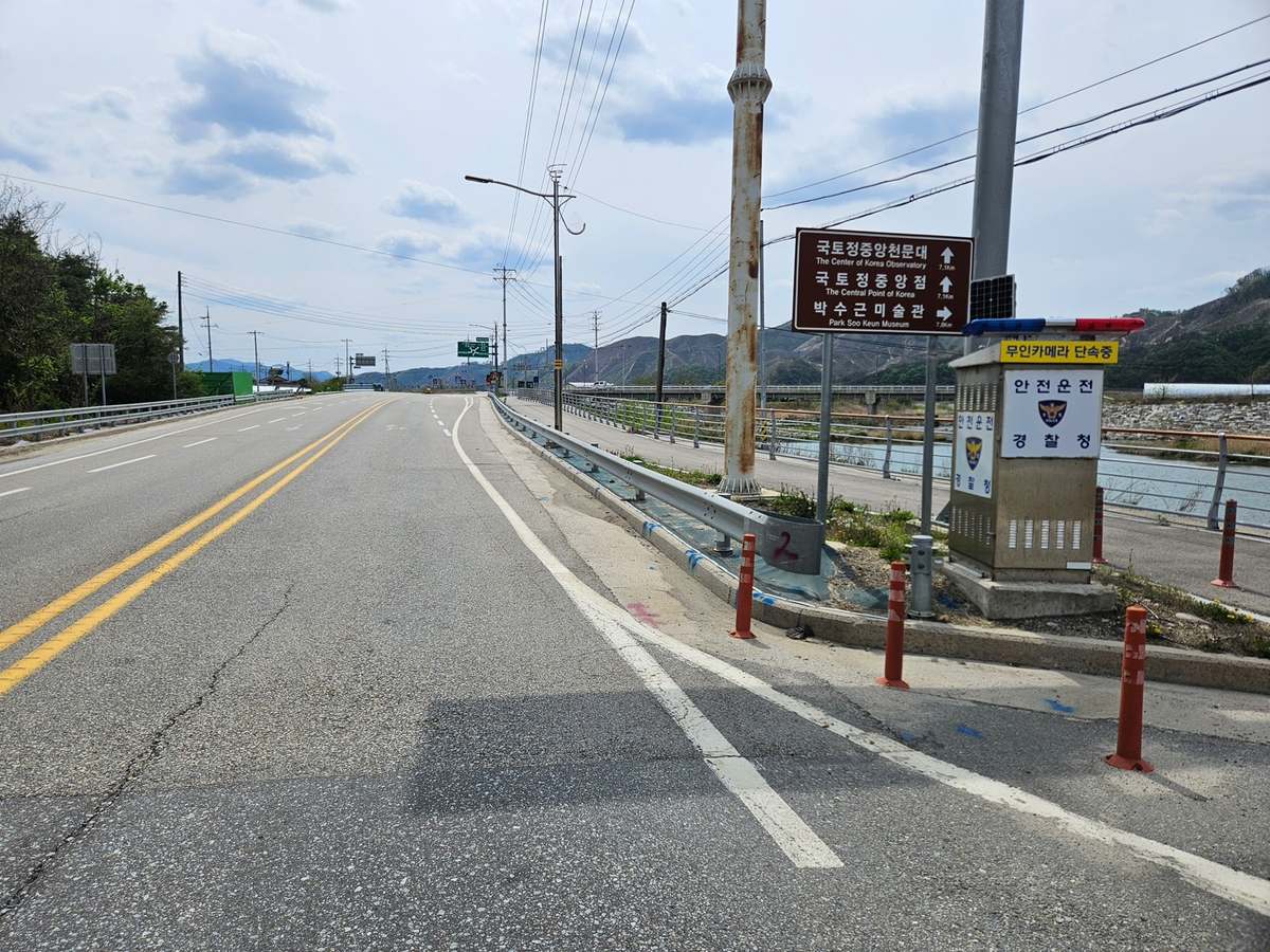 도로변에 시공 완료된 가드레일