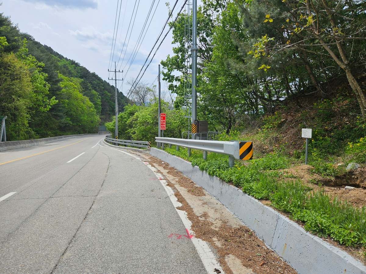 곡선 도로변에 시공 완료된 가드레일